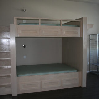 Bunkbeds in apartment bedroom